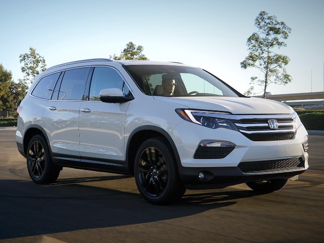 75 2017 Honda Pilot Action Front Bb