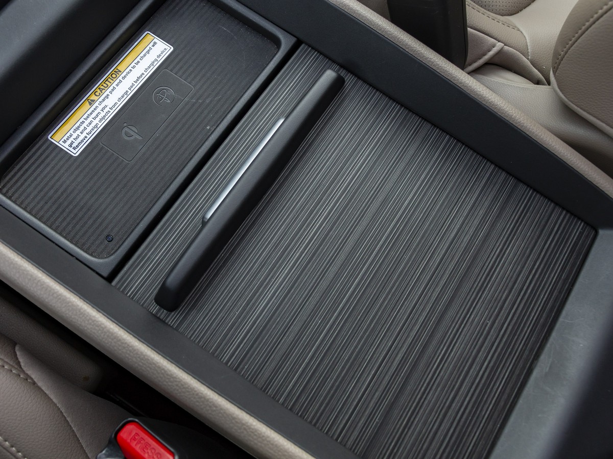 75 2018 Honda Odyssey LT Interior KBB (1)