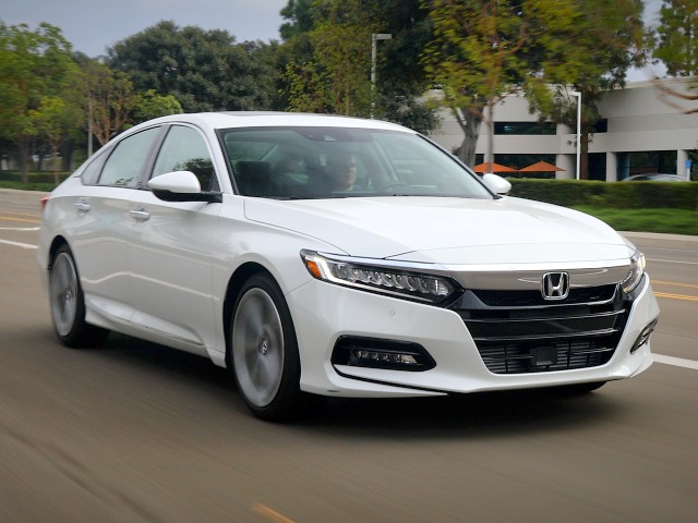 75 2018 Honda Accord Action Front Bb