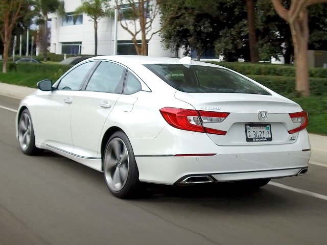 76 2018 Honda Accord Action Rear Bb