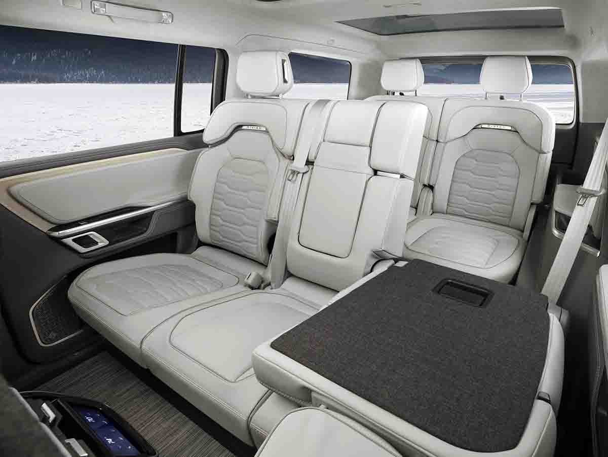 Rivian R1S Electric SUV 04