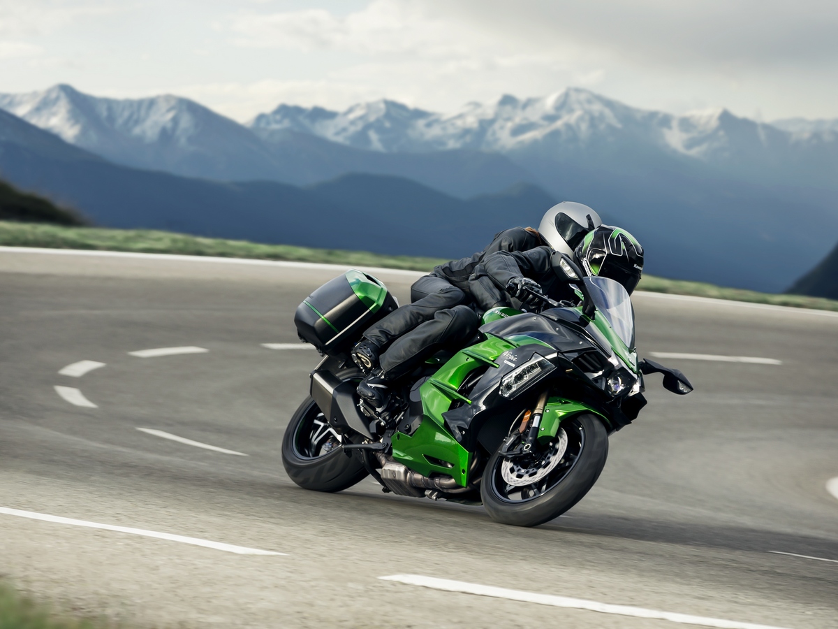 Hi 18MY Ninja H2 SX Angle 05a