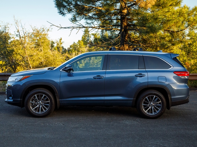04 2017 Toyota Highlander Comparo