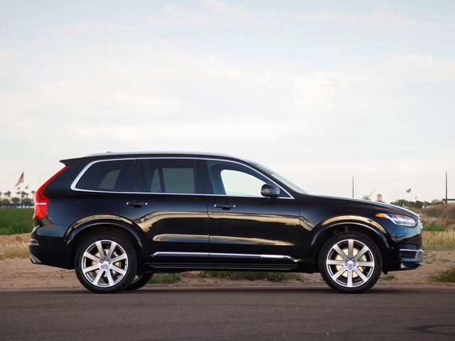 04 2017 Volvo Xc90 Comparo