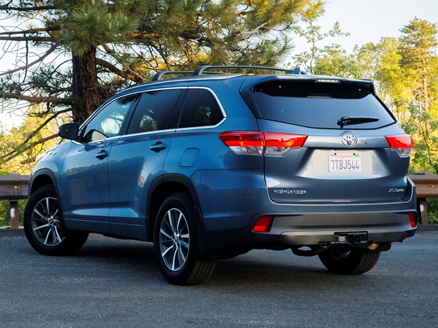 05 2017 Toyota Highlander Comparo