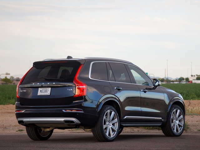 05 2017 Volvo Xc90 Comparo