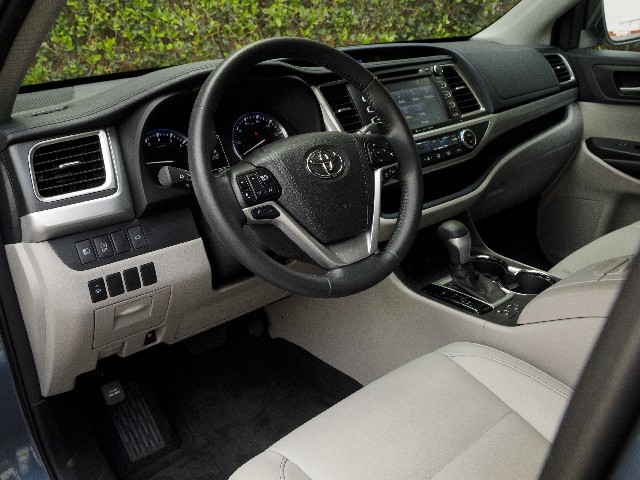 06 2017 Toyota Highlander Comparo