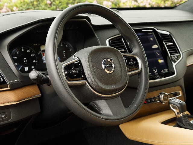 07 2017 Volvo Xc90 Comparo