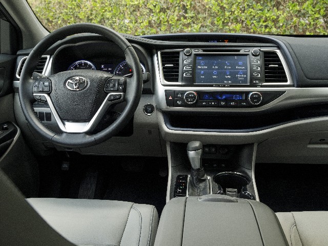 08 2017 Toyota Highlander Comparo