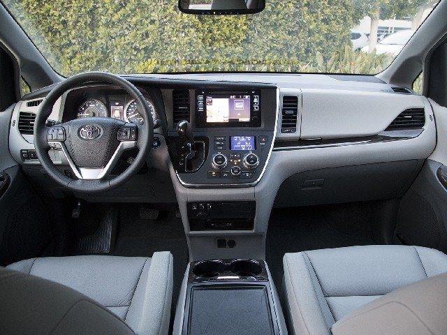 08 2017 Toyota Sienna FC
