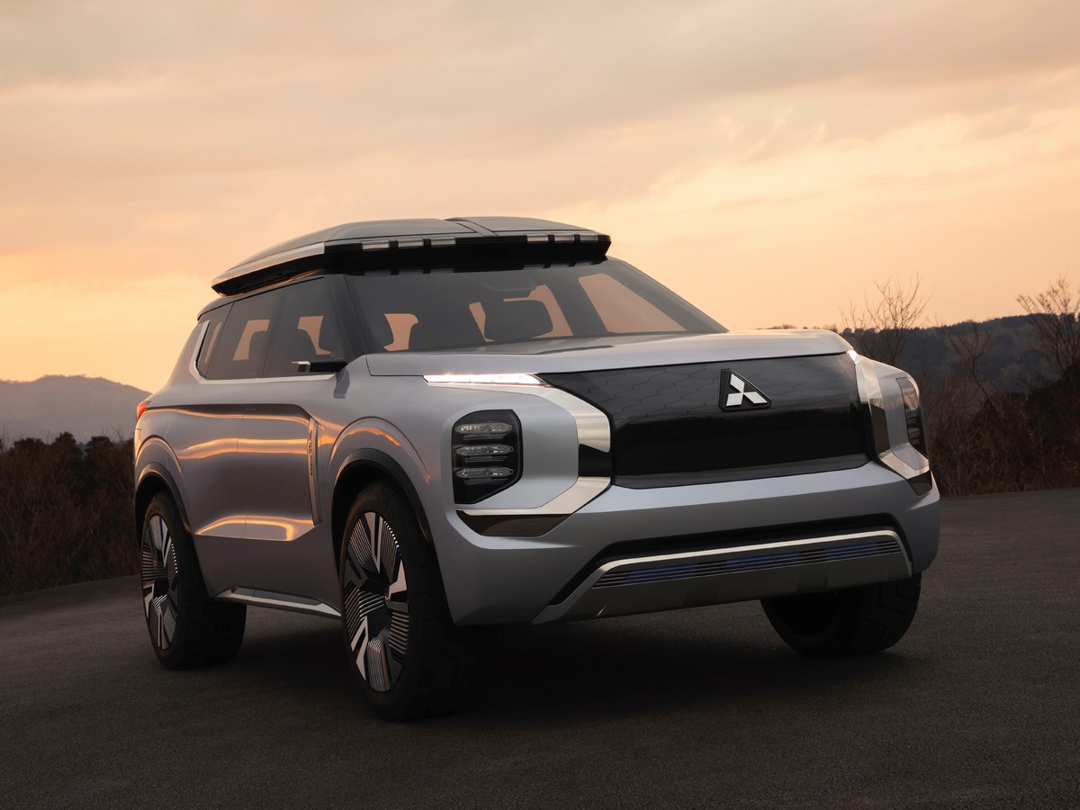 12 Mitsubishi Engelberg Tourer Concept