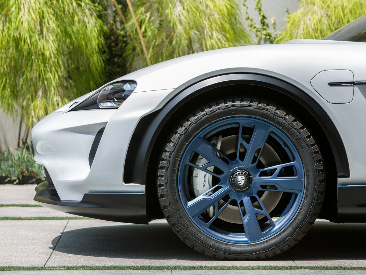 12a Porsche Mission E Cross Turismo Concept