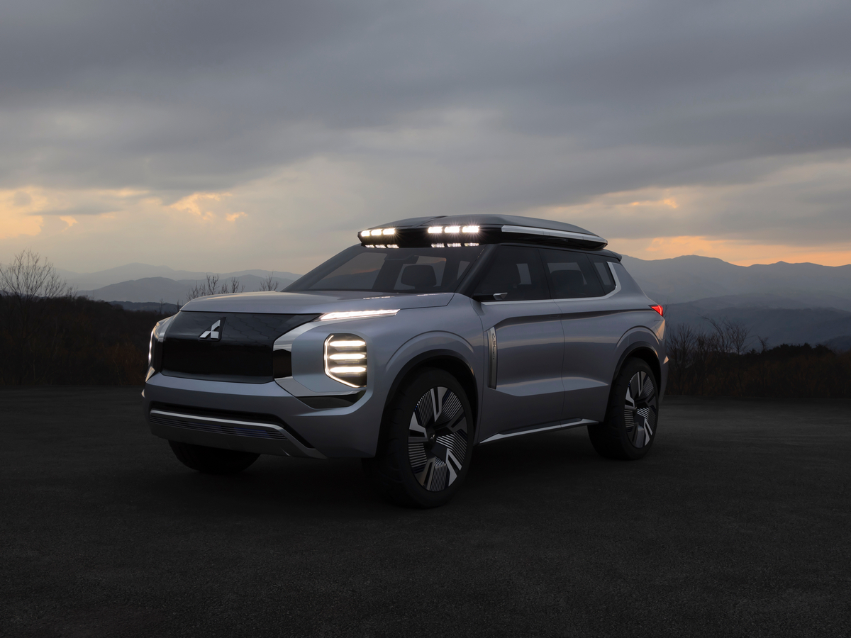 16 Mitsubishi Engelberg Tourer Concept