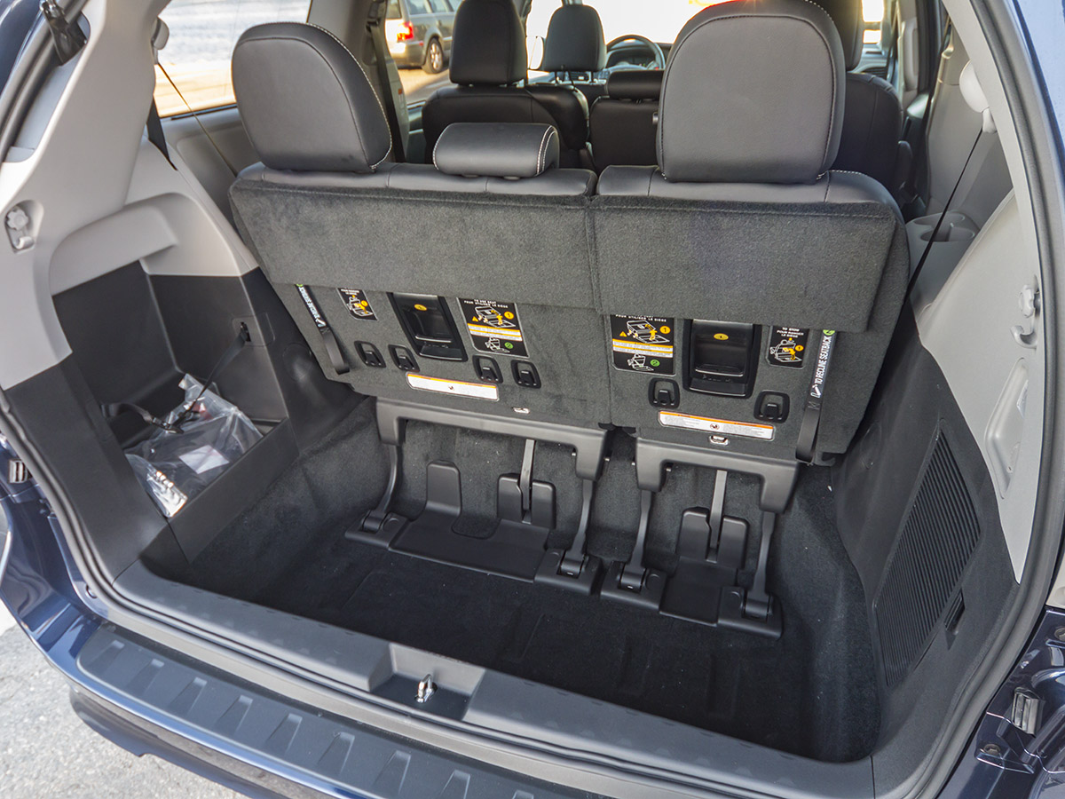 27 2018 Toyota Sienna SE Cargo KBB