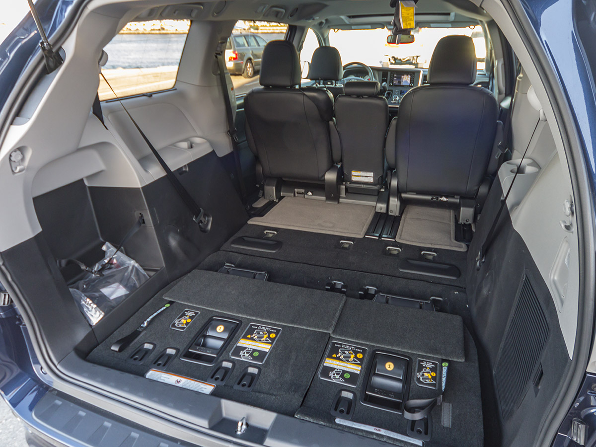 28 2018 Toyota Sienna SE Cargo KBB