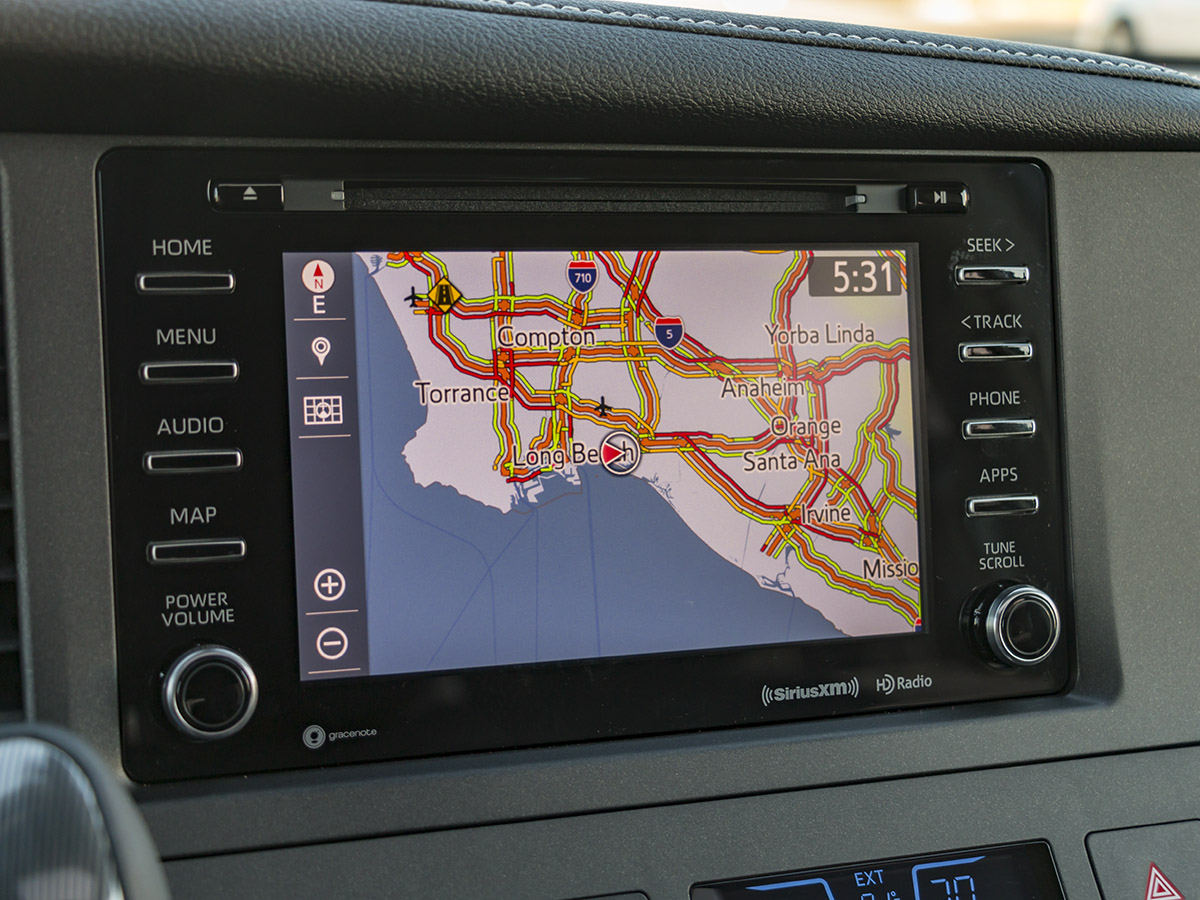 36 2018 Toyota Sienna SE Interior KBB