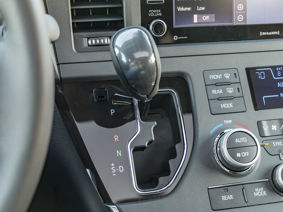 38 2018 Toyota Sienna SE Interior KBB