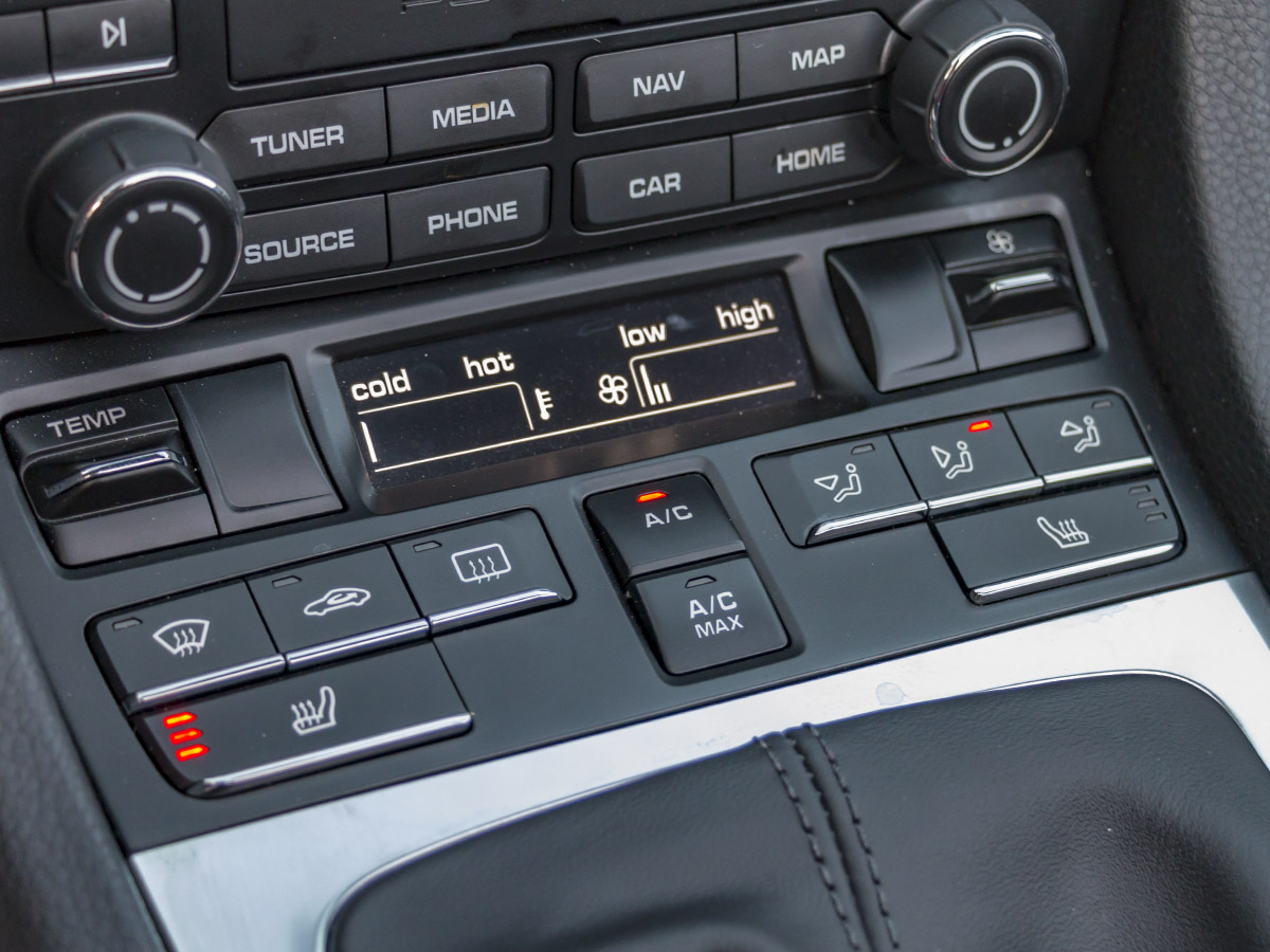 44 2018 Porsche 718 Boxster Interior KBB