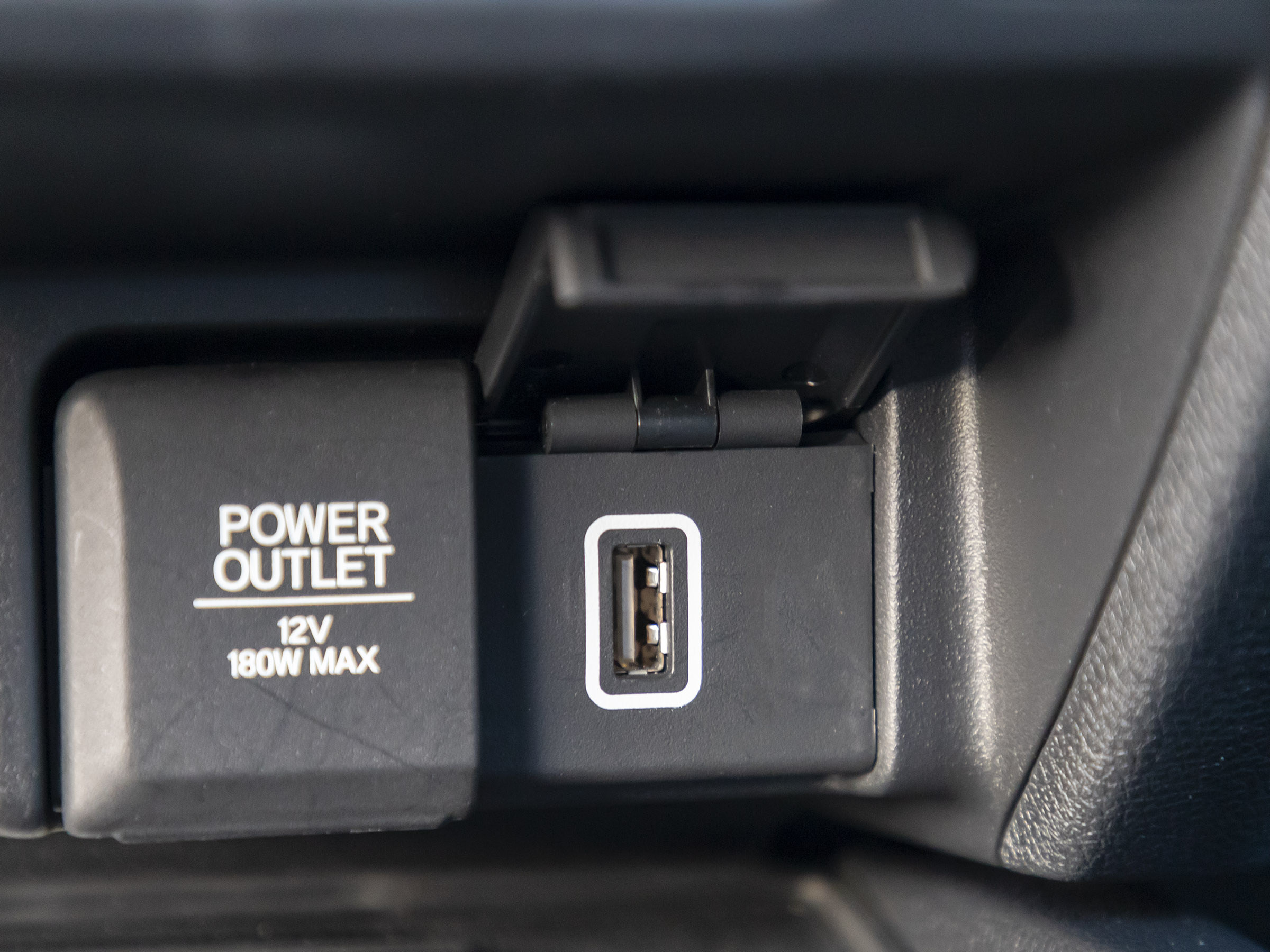 53 2019 Honda Passport Interior LT KBB