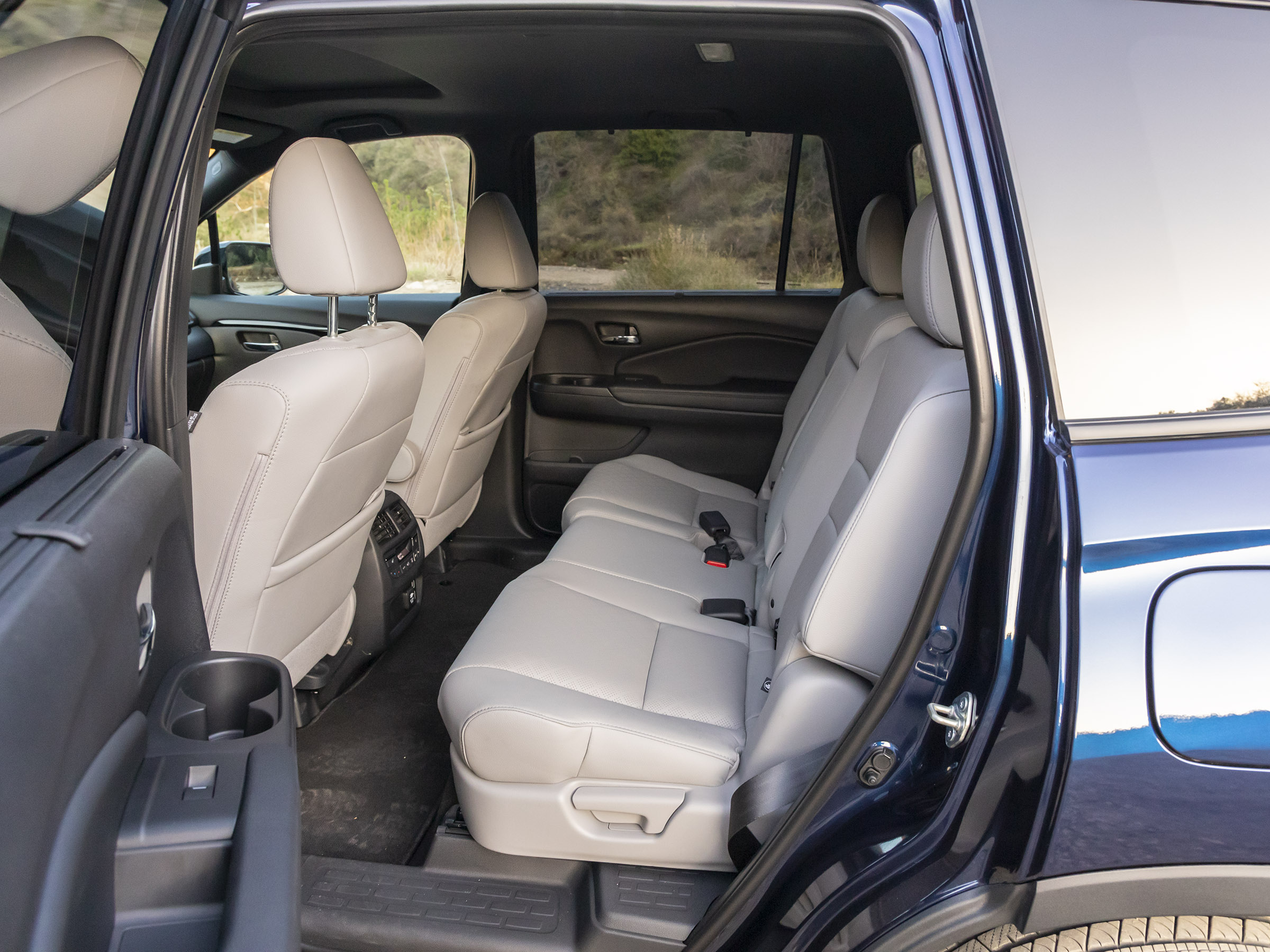 66 2019 Honda Passport Interior LT KBB