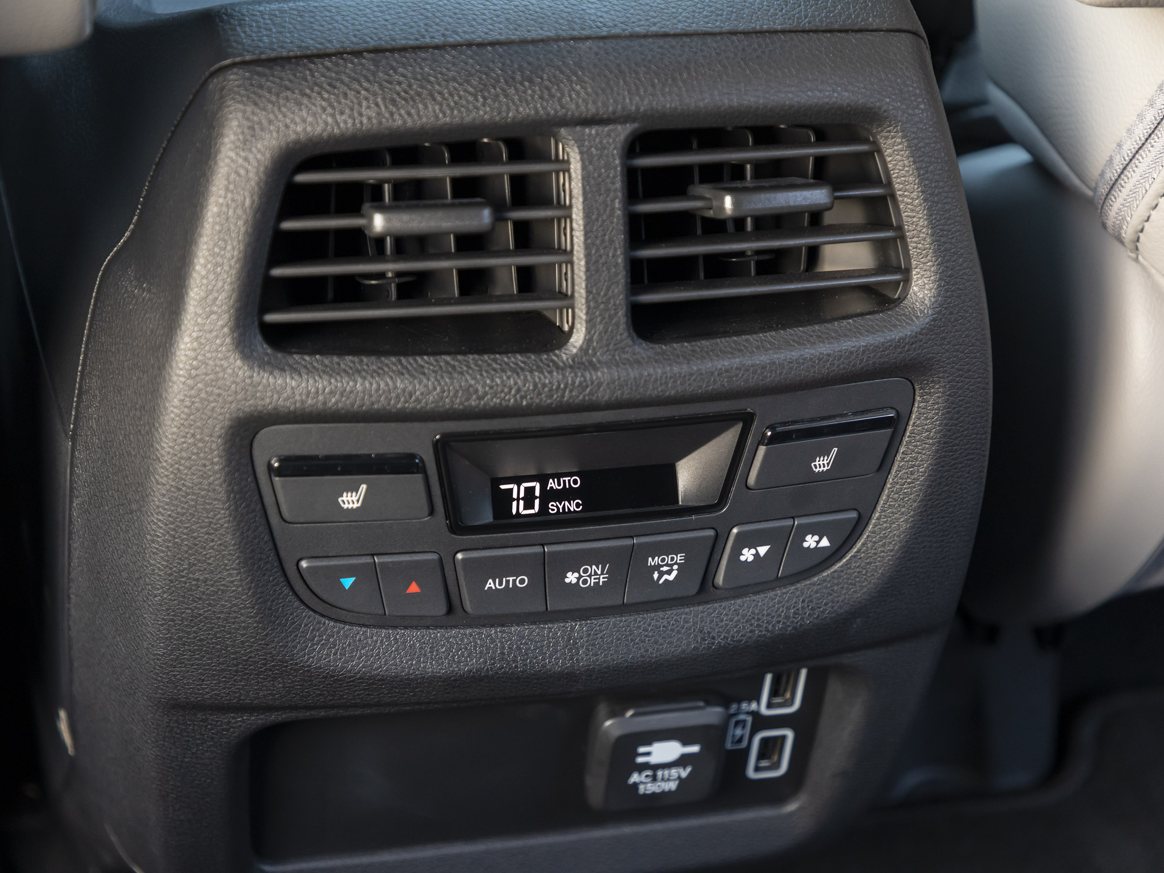 70 2019 Honda Passport Interior LT KBB