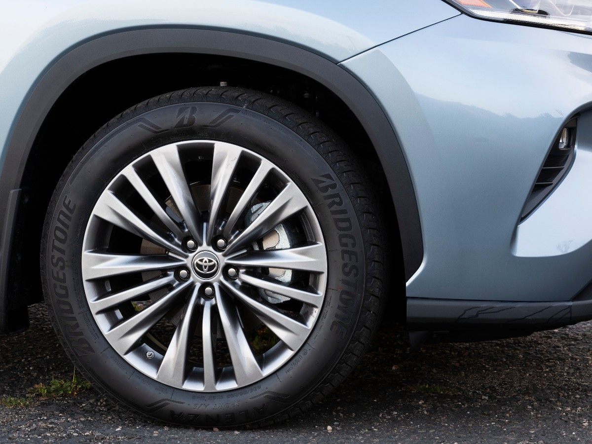 32 2020 Toyota Highlander Family Cars
