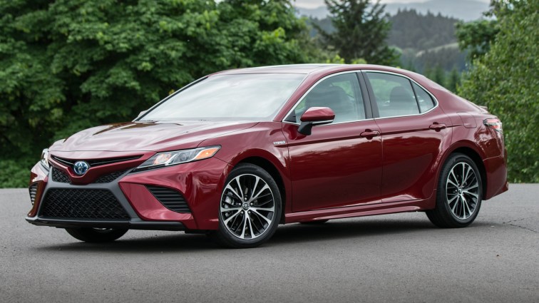 RT 2019 Toyota Camry Hybrid SE Red Front Quarter