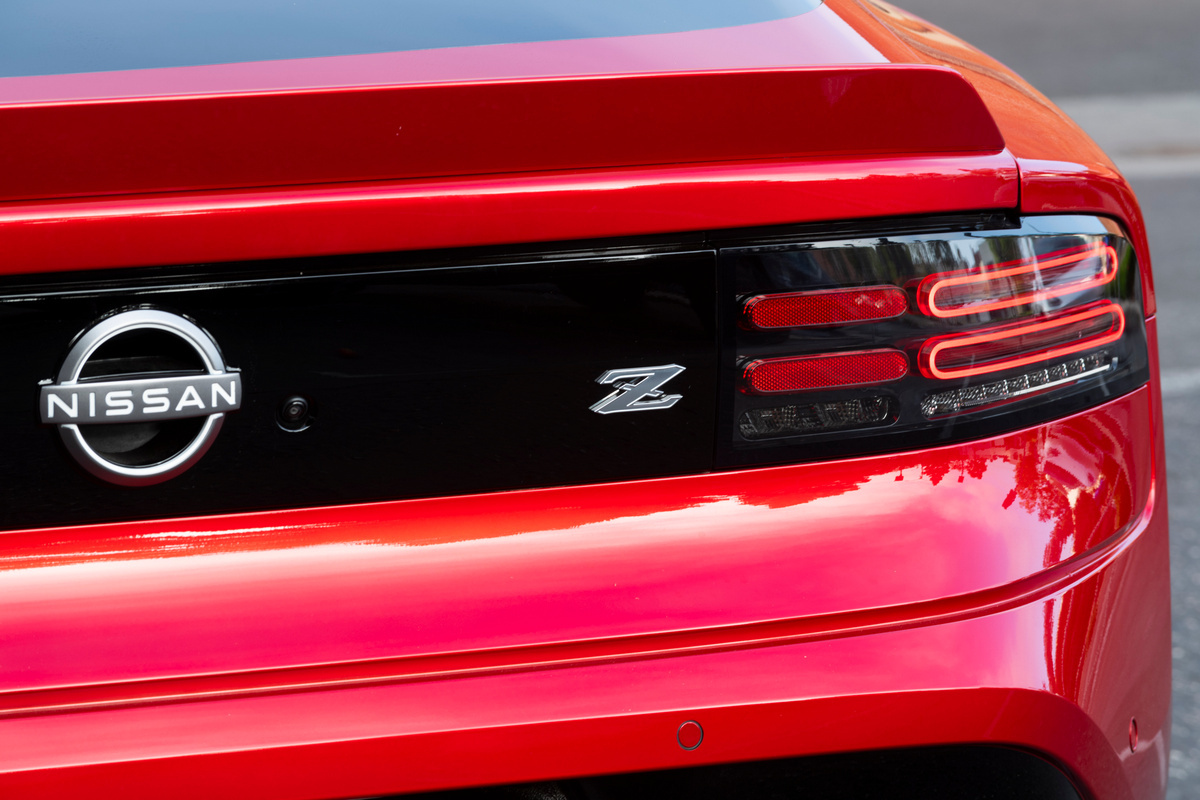 2023-nissan-z-performance-red-18