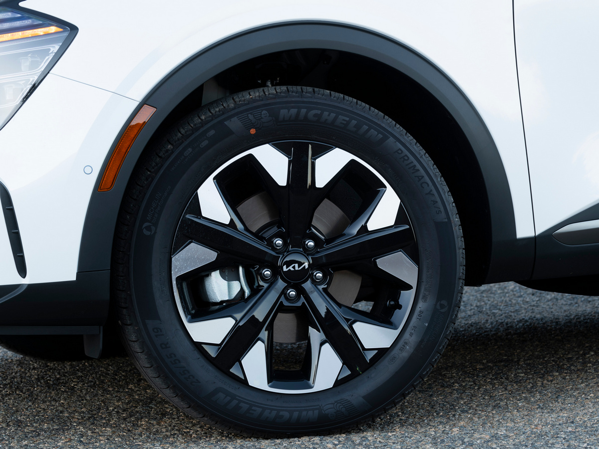 White 2023 Kia Sportage PHEV