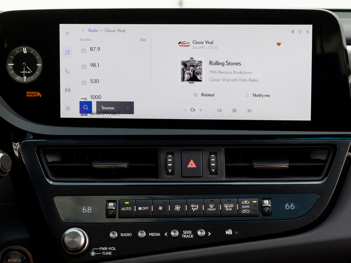 2023 Lexus ES 300h infotainment screen