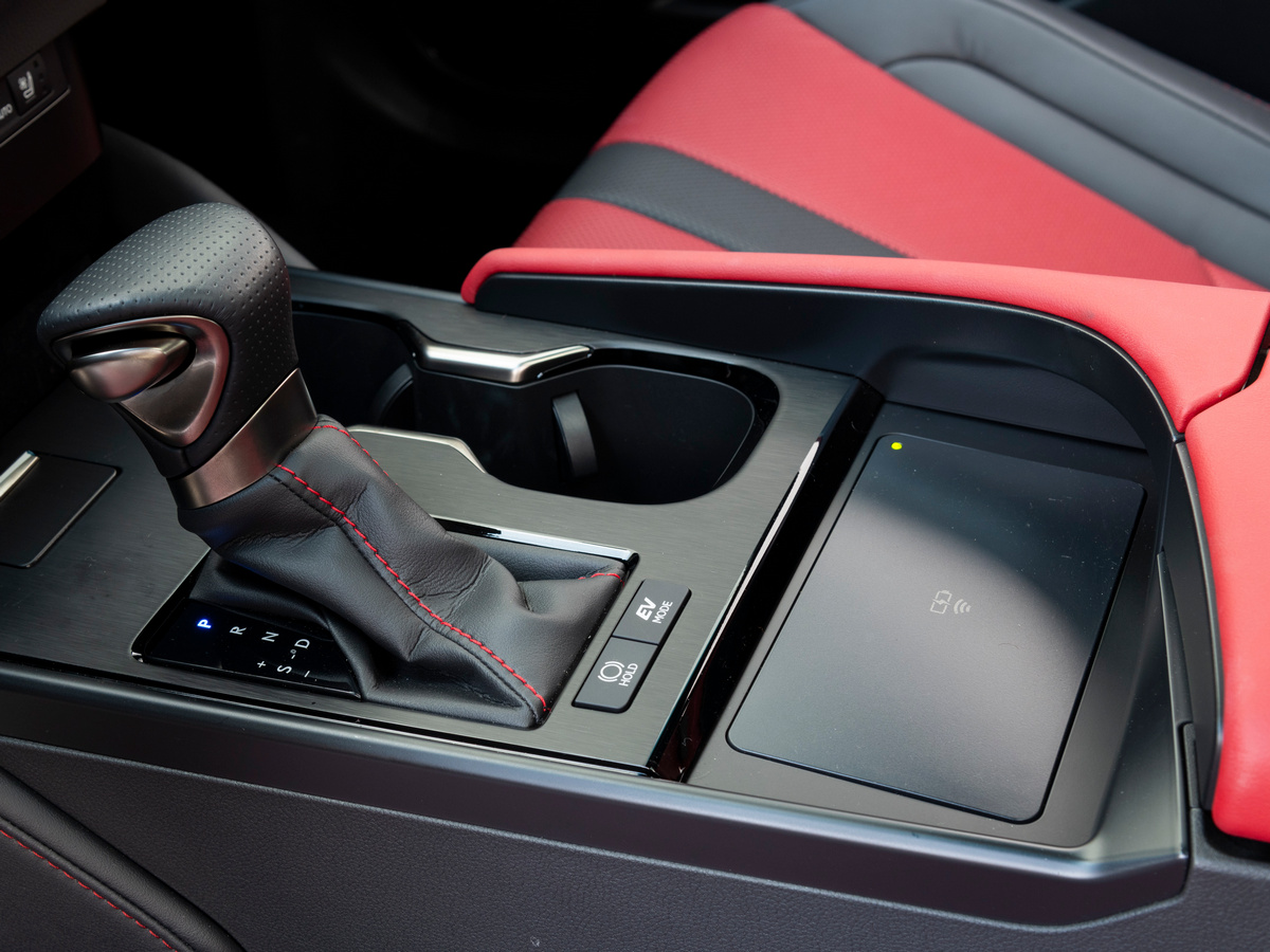 2023 Lexus ES 300h shifter