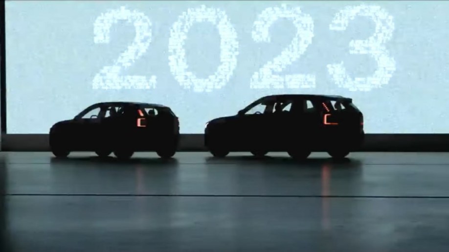 The silhouettes of the Volvo EX90 (right) and a mystery car (left)