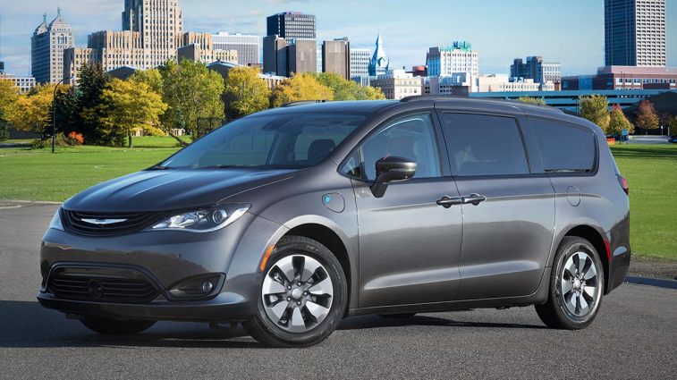 2018-chrysler-pacifica-left-profile