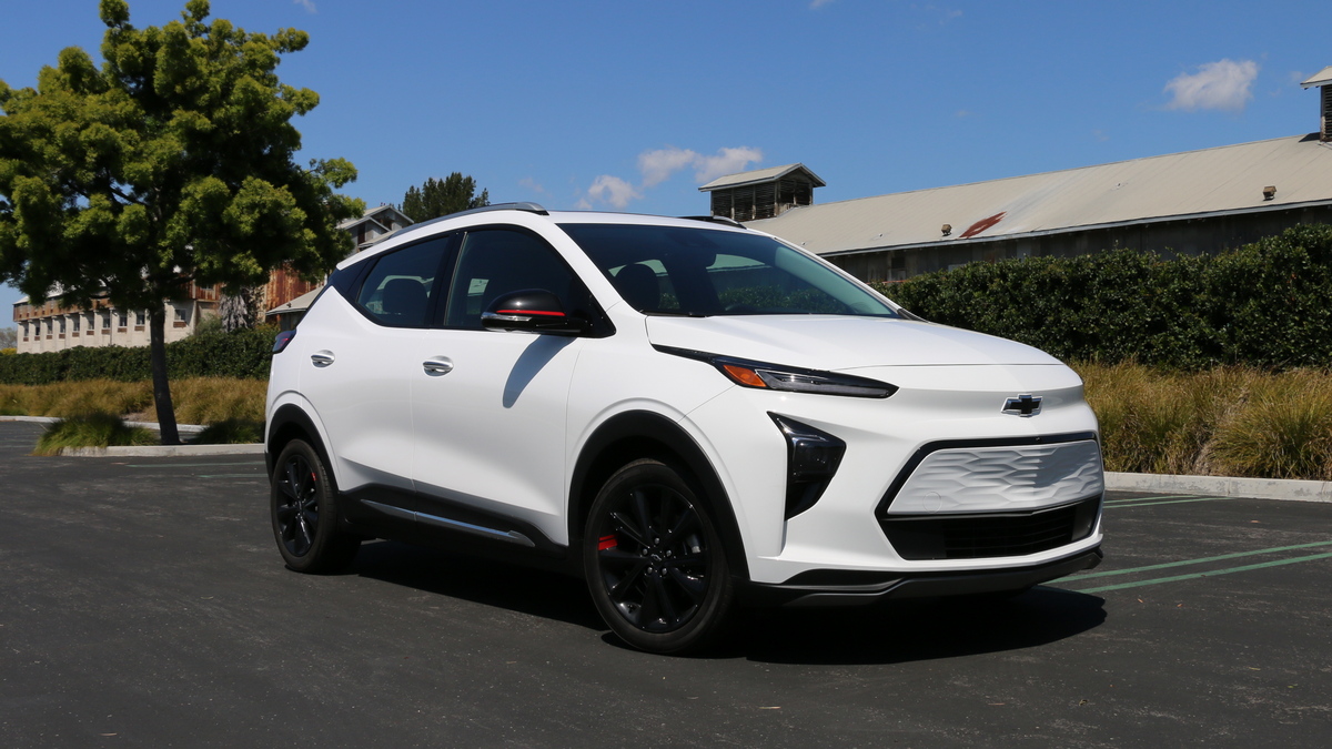 1. 2023 Chevrolet Bolt EUV in white
