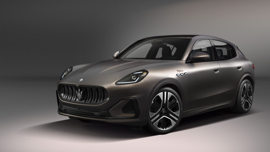 The 2024 Maserati Grecale Folgore seen from a front quarter angle