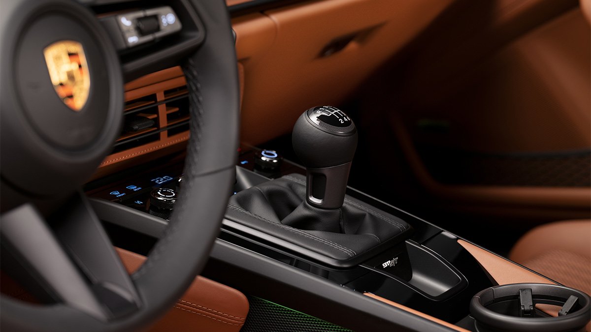 2024-porsche-911-gear-shift
