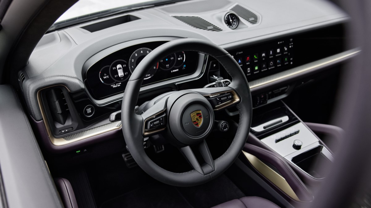 The interior of the 2024 Porsche Cayenne S E-Hybrid 