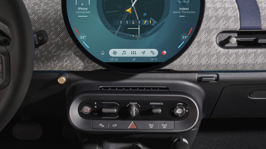 The round touchscreen and toggle bar of the 2025 Mini Cooper 