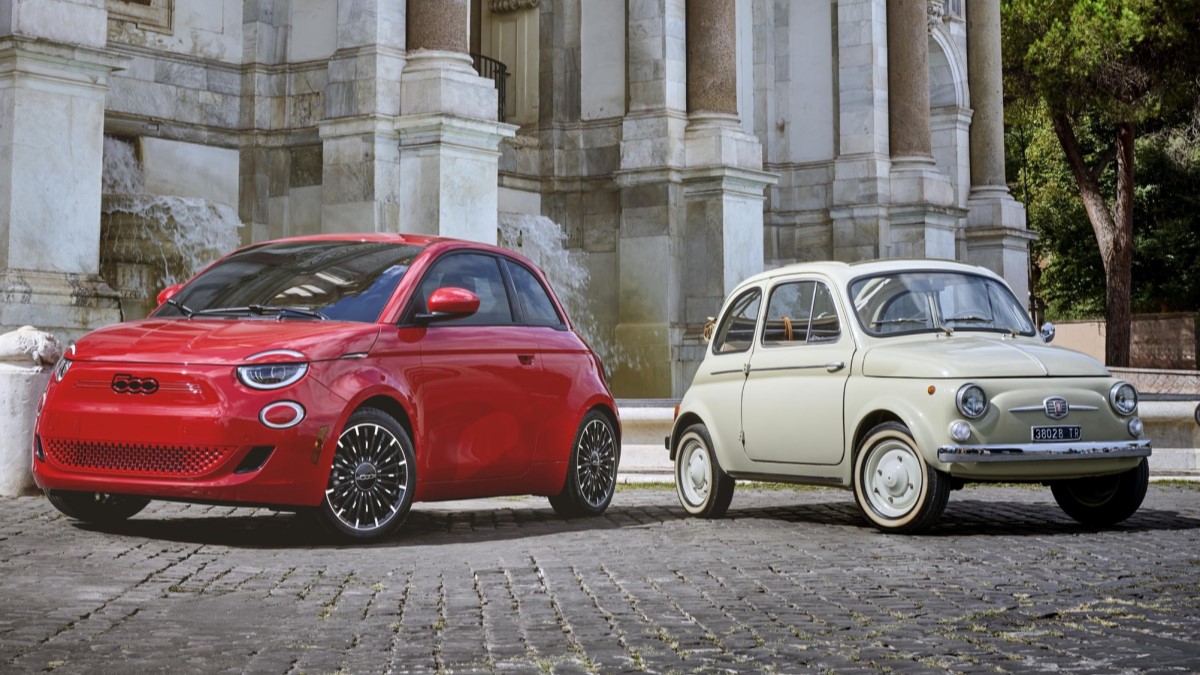The 2024 Fiat 500e parked next to the 1957 classic that inspired it