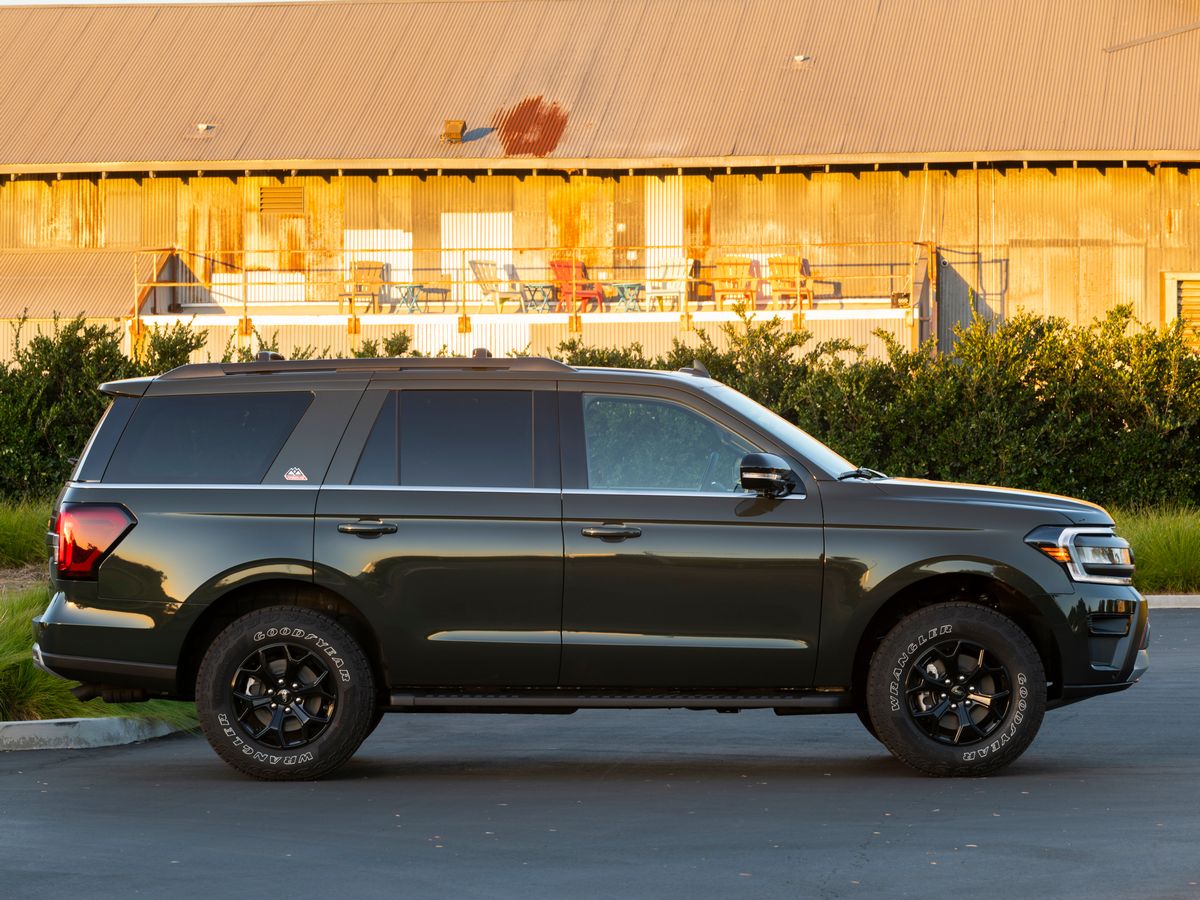 2024-Ford-Expedition-Timberline-profile-right