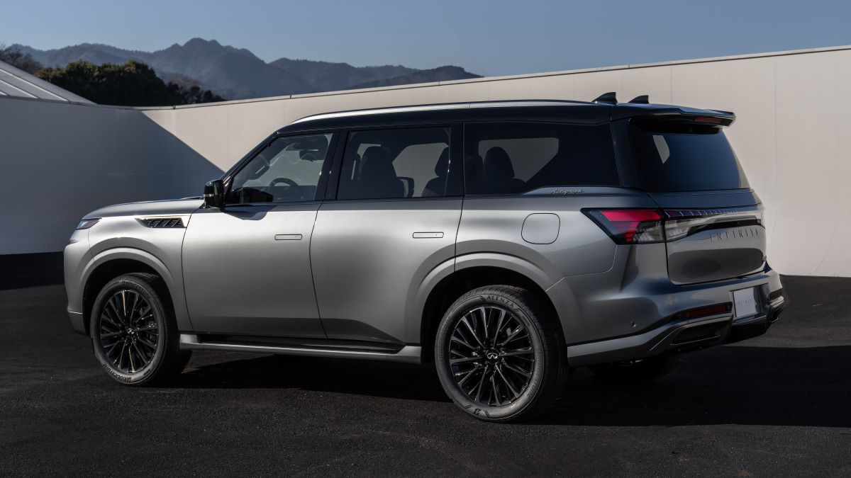Rear view of the 2025 Infiniti QX80