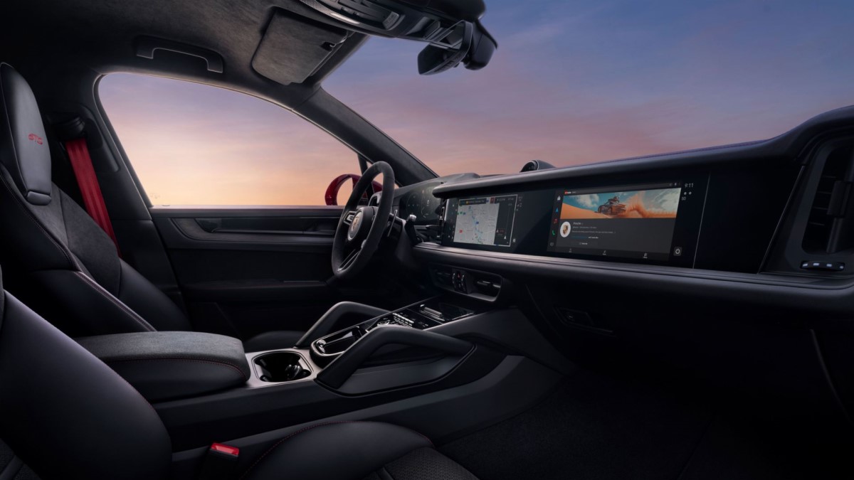 The interior of the 2025 Porsche Cayenne GTS
