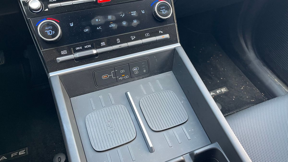 2024-hyundai-santa-fe-xrt-center-console