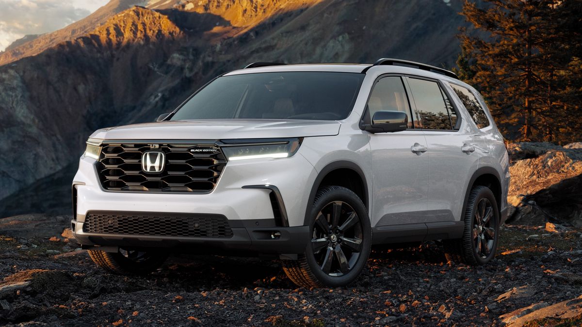2025 Honda Pilot Black Edition with mountains in the background.