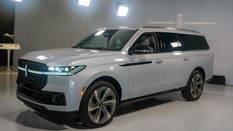 2025-lincoln-navigator-front-3q-left