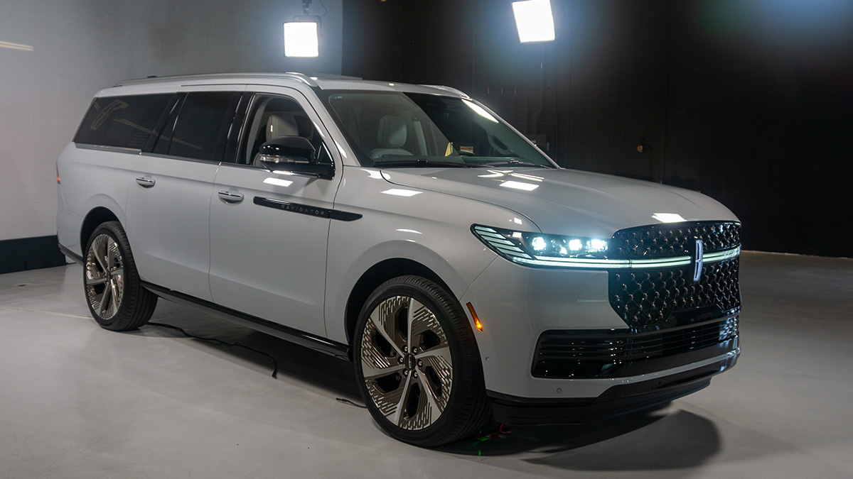 2025-lincoln-navigator-front-3q-right