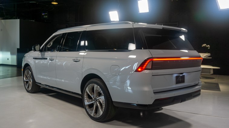 2025-lincoln-navigator-rear-3q-left