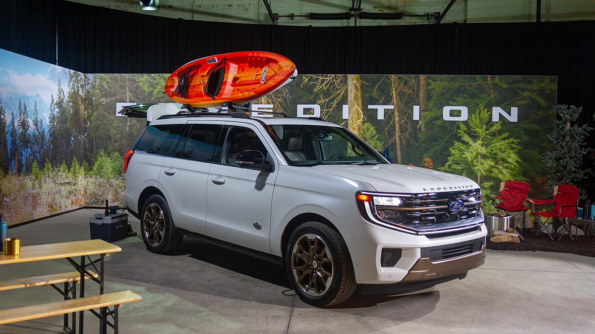2025-ford-expedition-front-3q-right