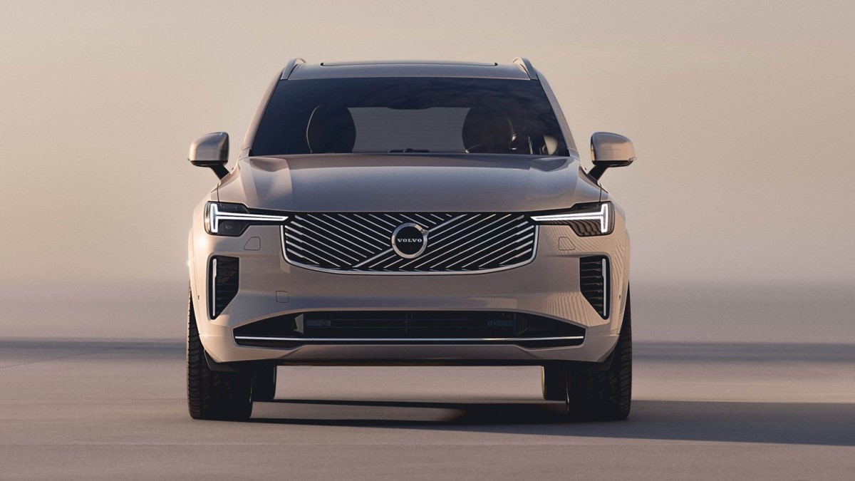 The 2025 Volvo XC90 seen from head-on