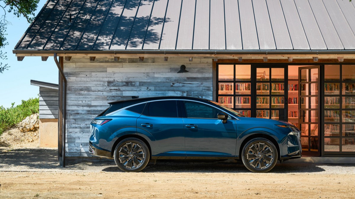 The 2025 Nissan Murano seen in profile